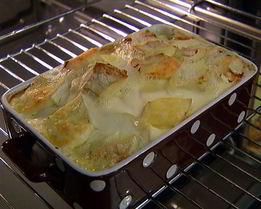 Деревенская запеканка с копченой курицей и сыром