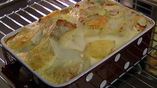 Деревенская запеканка с копченой курицей и сыром