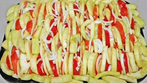 овощная запеканка из кабачков с картофелем и помидорами