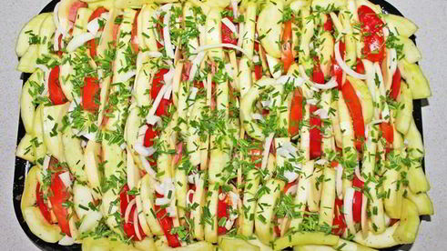 овощная запеканка из кабачков с картофелем и помидорами