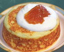 Творожная запеканка со сметаной и абрикосовым джемом