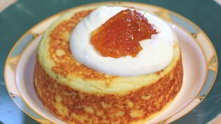 Творожная запеканка со сметаной и абрикосовым джемом