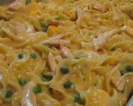 Запеканка из макарон с консервированным тунцом и горошком