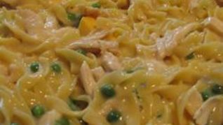 Запеканка из макарон с консервированным тунцом и горошком