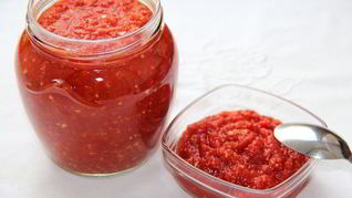 Аджика с хреном и чесноком без варки