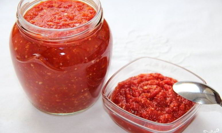 Рецепт аджики с хреном и чесноком без варки