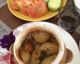 Говядина с овощами и аджикой в горшочках