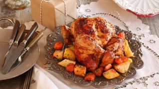 Курица, запеченная с домашней аджикой и корнеплодами