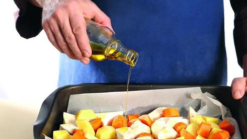 курица, запеченная с домашней аджикой и корнеплодами