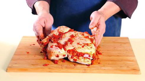 курица, запеченная с домашней аджикой и корнеплодами