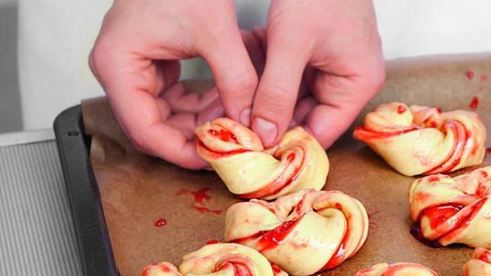 булочки с малиновым джемом