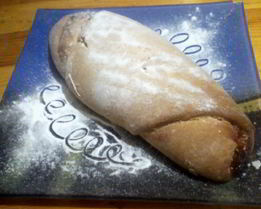 Домашняя булка с малиновым джемом