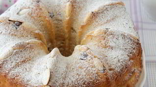 Гугельхопф с джемом, миндалем и клюквой