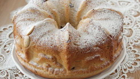 гугельхопф с джемом, миндалем и клюквой