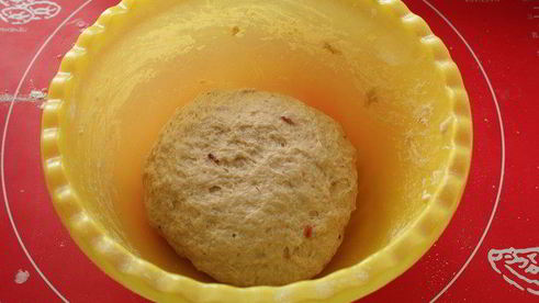 гугельхопф с джемом, миндалем и клюквой