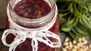 Клубничный джем с базиликом и кедровыми орешками