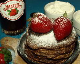 Миндальные блинки с клубничным джемом