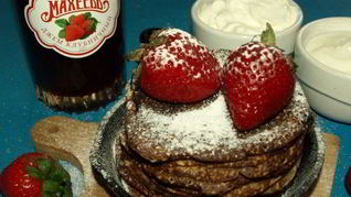 Миндальные блинки с клубничным джемом