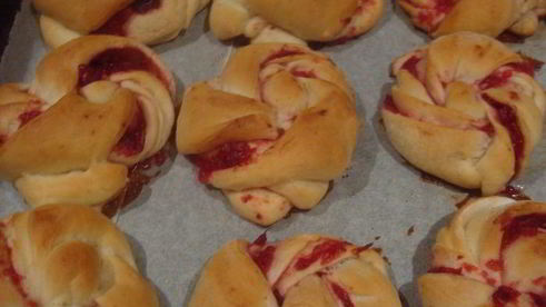 постные булочки с клюквенным джемом