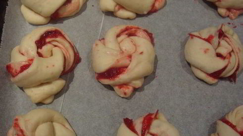 постные булочки с клюквенным джемом