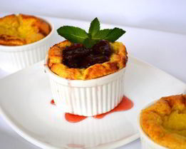 Сметанный соложеник с клубничным джемом