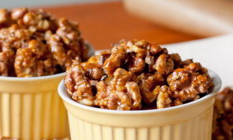 Рецепт грецких орехов в коричневом сахаре с чили