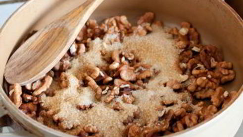 грецкие орехи в коричневом сахаре с чили