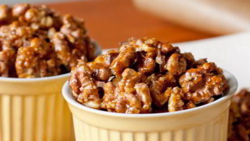 грецкие орехи в коричневом сахаре с чили