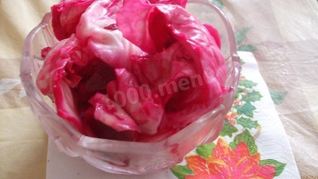 Капуста со свеклой в банках