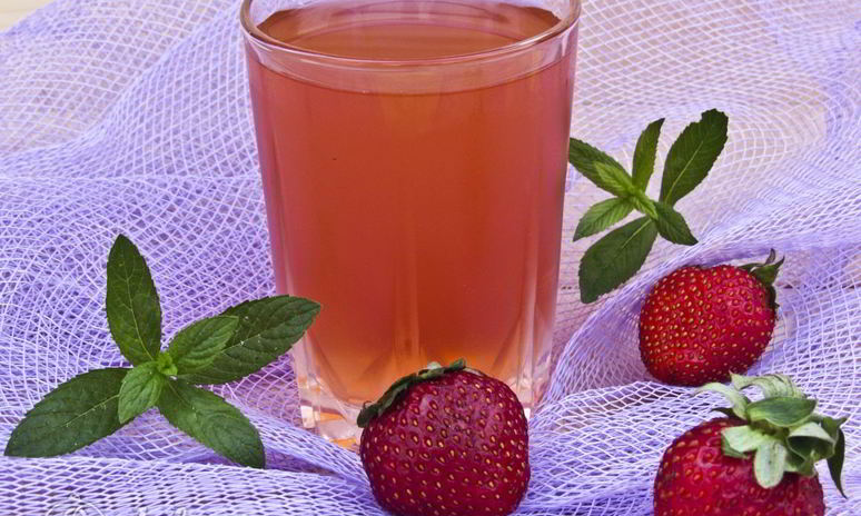 Рецепт клубничного компота с мятой