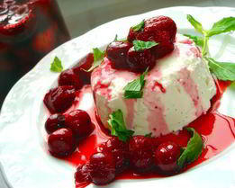 Компот из красных фруктов вокруг творожного крема