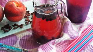 Компот из ревеня, черноплодки и изюма