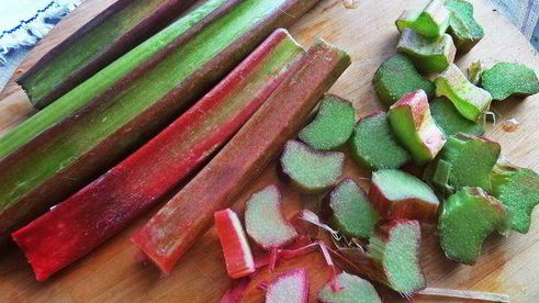 компот из ревеня, черноплодки и изюма