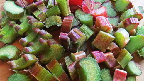 компот из ревеня, черноплодки и изюма