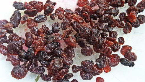 компот из ревеня, черноплодки и изюма