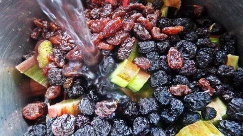 компот из ревеня, черноплодки и изюма