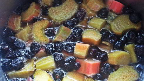 компот из ревеня, черноплодки и изюма