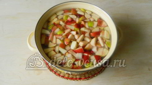 компот из яблок, груш и ягод