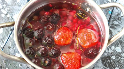 компот из замороженных ягод клубники, ежевики, брусники