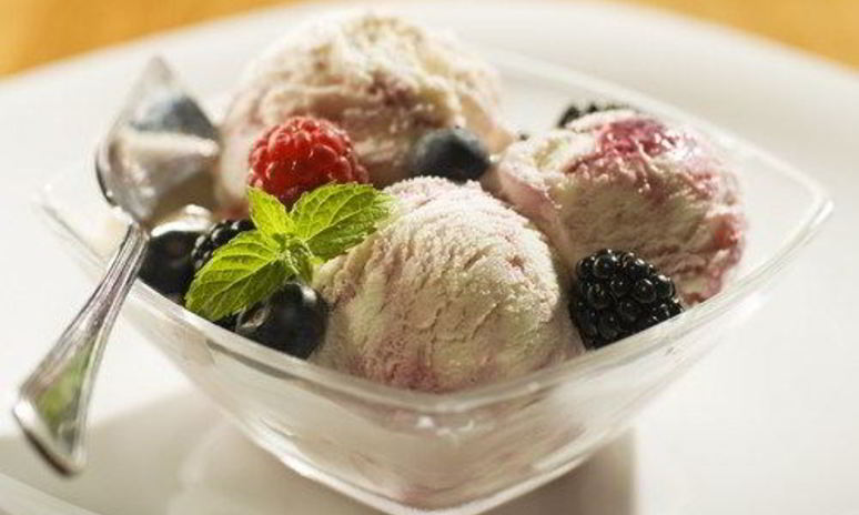 Рецепт ванильного мороженого с теплым ягодным компотом