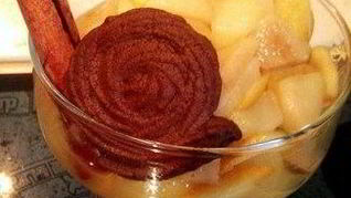 Яблочно-грушевое компоте с апельсинами и шоколадным печеньем