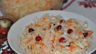 Квашеная капуста с клюквой