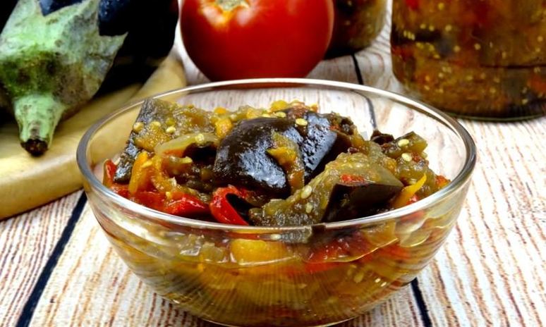 Рецепт лечо из баклажанов на зиму из помидор и моркови с чесноком