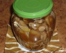 Грузди, маринованные в банке