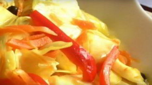 капуста, маринованная с перцем и куркумой
