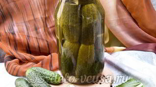 Хрустящие маринованные огурцы в банке