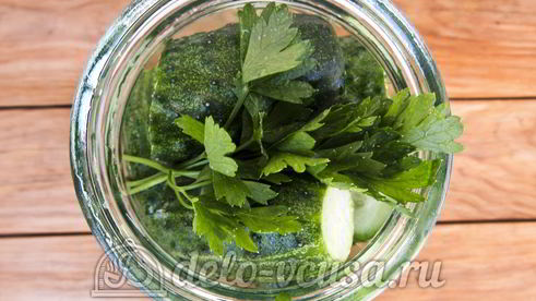 хрустящие маринованные огурцы в банке