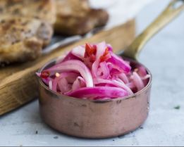 Маринованный острый лук к мясу