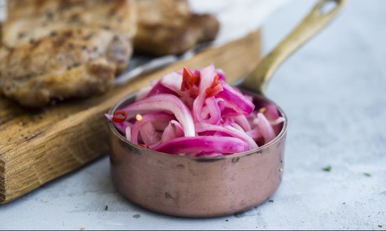 Рецепт маринованного острого лука к мясу
