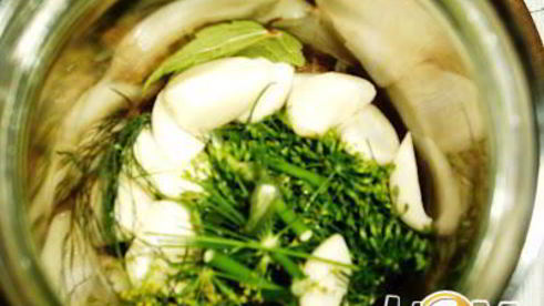 маринованные огурчики с ягодами красной смородины